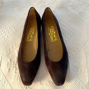 SALVATORE FERRAGAMO GRAY SUEDE WITH BLACK SPECKLES LOW-HEELED PUMPS